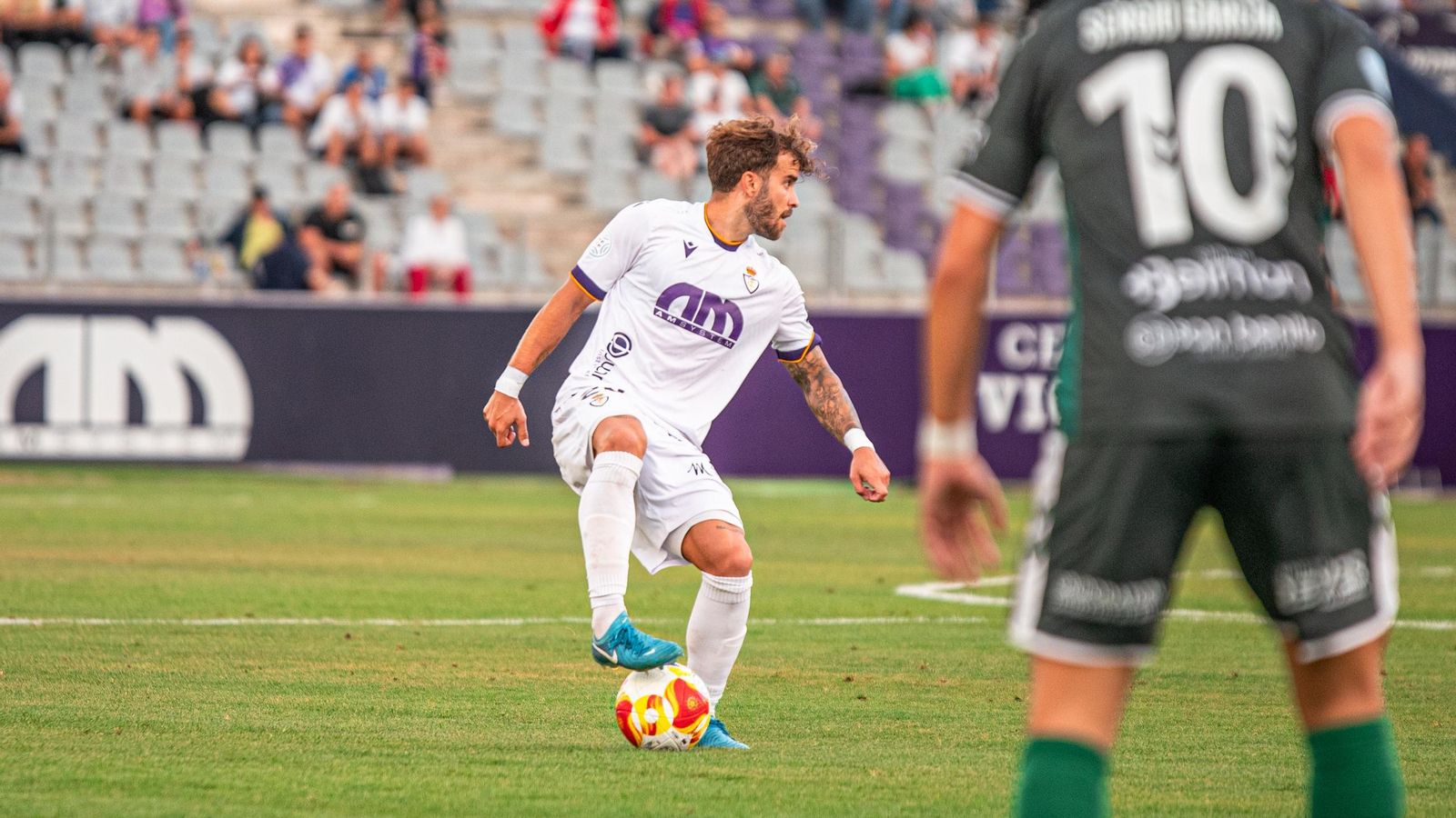Mauro Cabello controla el balón ante el Xerez DFC.