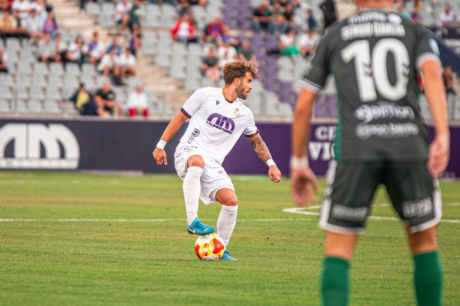 Mauro Cabello controla el balón ante el Xerez DFC.