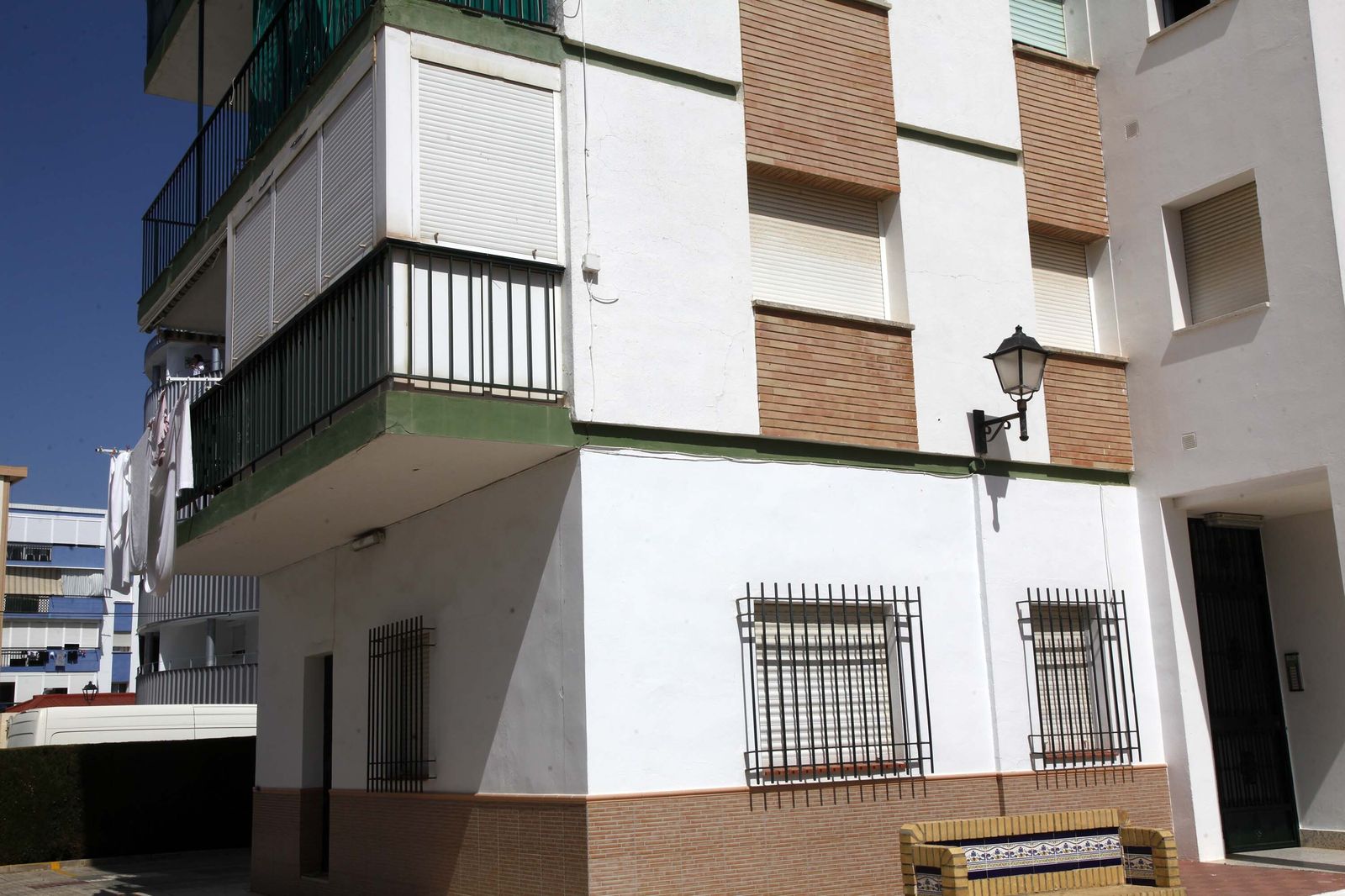 El balcón y el portal donde se produjeron los hechos.