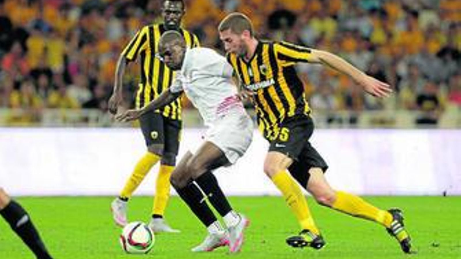 Kakuta, que dejó algún destello de calidad en la segunda mitad, se marcha de un rival.