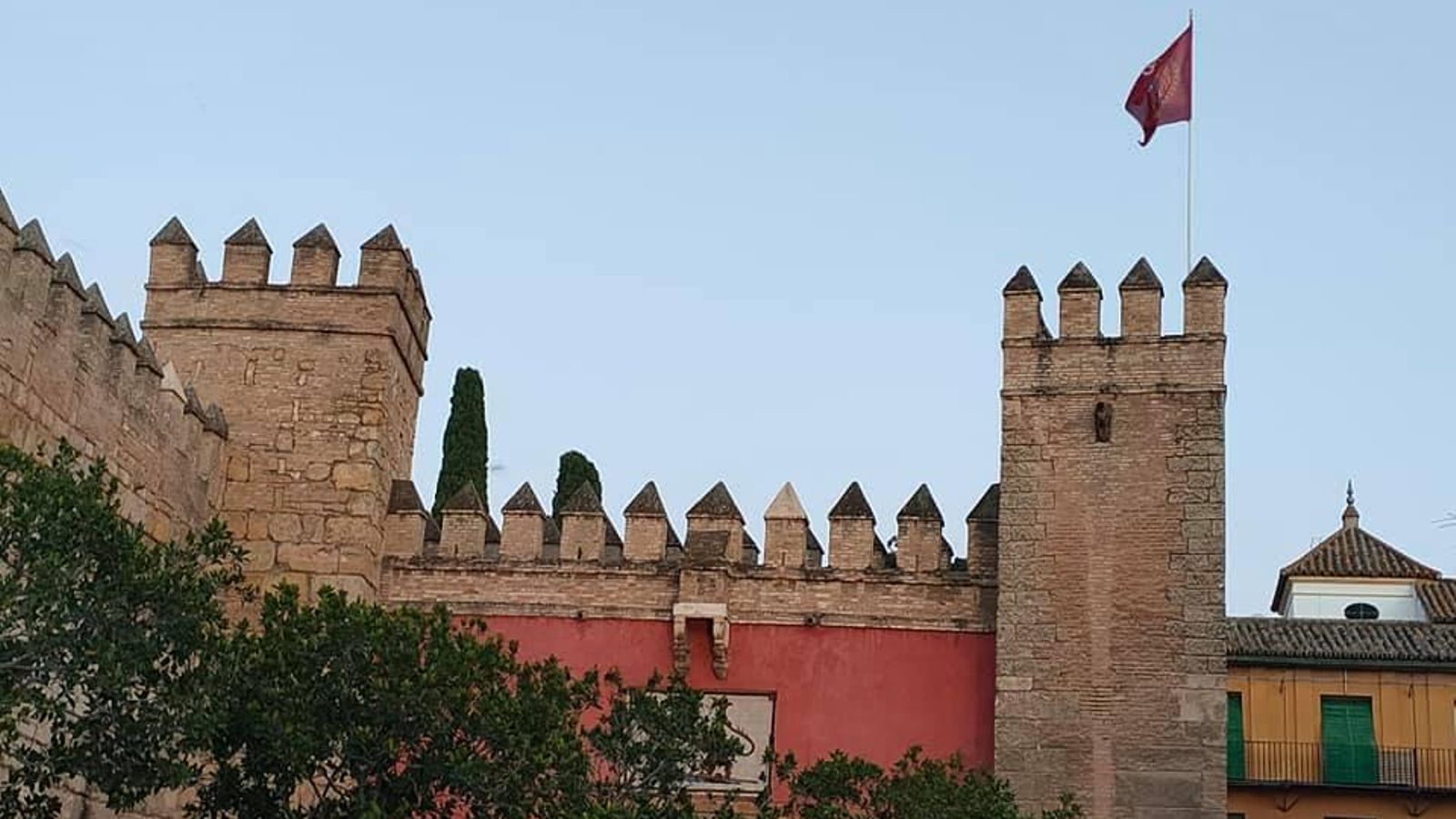 La bandera real ondeando ayer en el Alcázar.