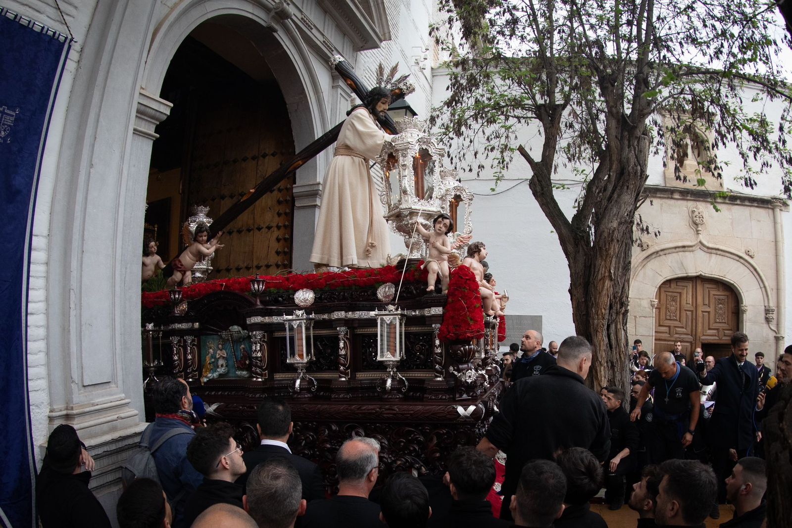 La Concha realiza su estación de penitencia en Granada