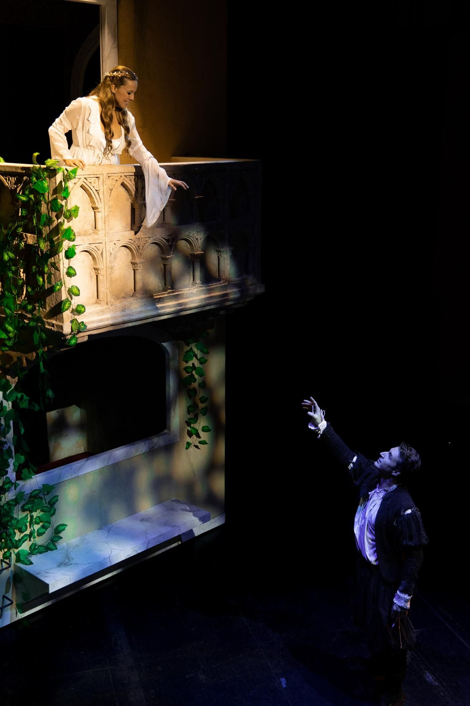 Escena del balcón en 'Romeo y Julieta, el musical'.
