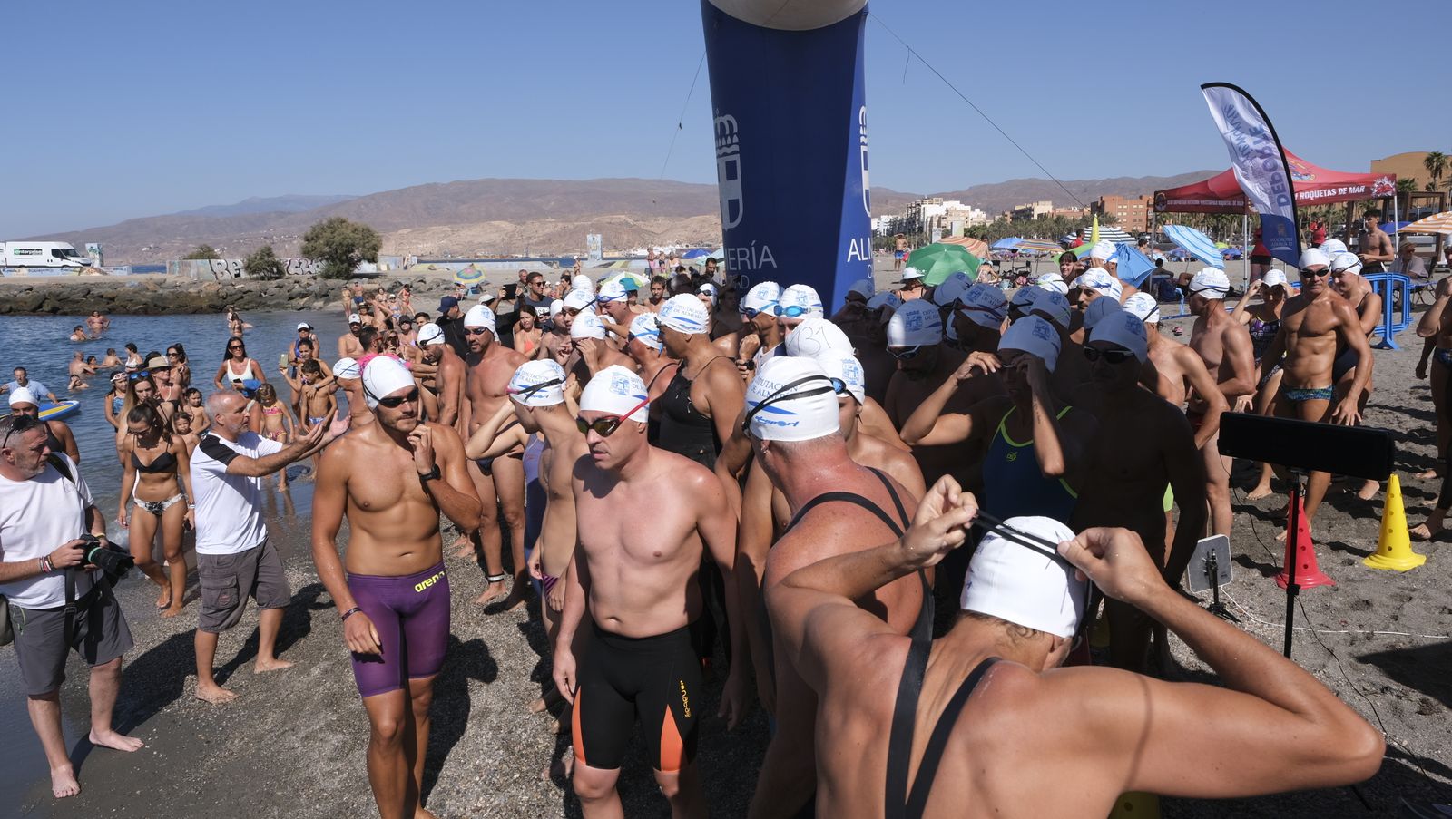 Imágenes de la travesía a nado de la Feria de Almería 2022