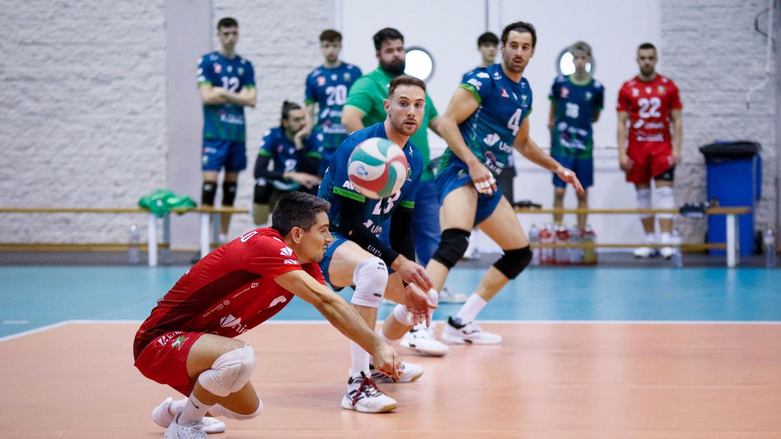 Paquillo Fernández salva una bola durante el encuentro del pasado domingo disputado en el Moisés Ruiz.