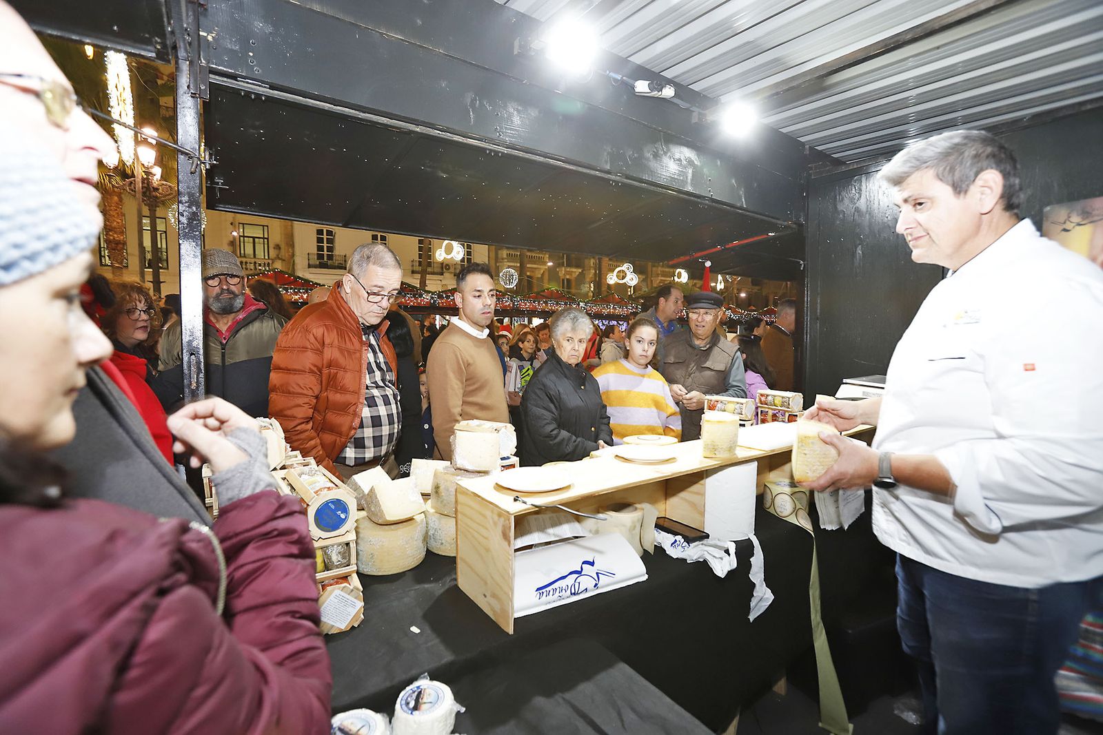 Imágenes del mercado navideño de la Plaza de Las Monjas
