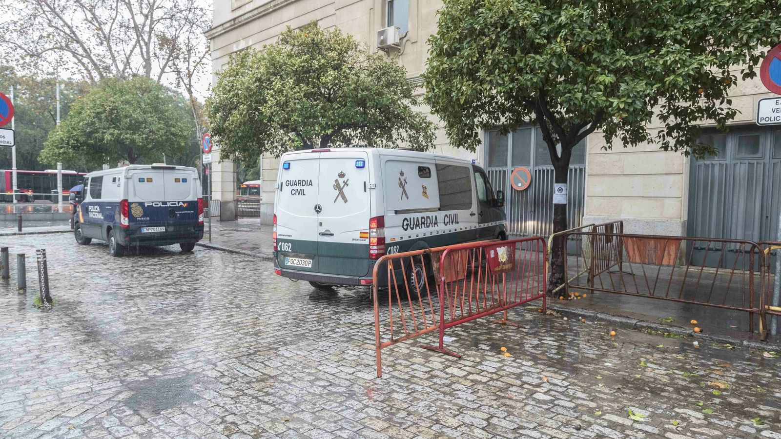 Furgones de la Policía y la Guardia Civil, este viernes en los juzgados.