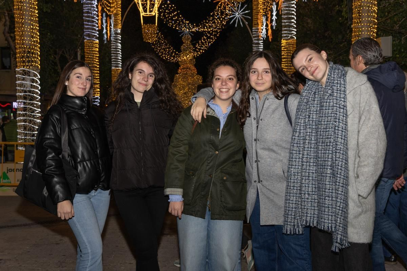 Jaén enciende su Navidad con sus habitantes echados a la calle
