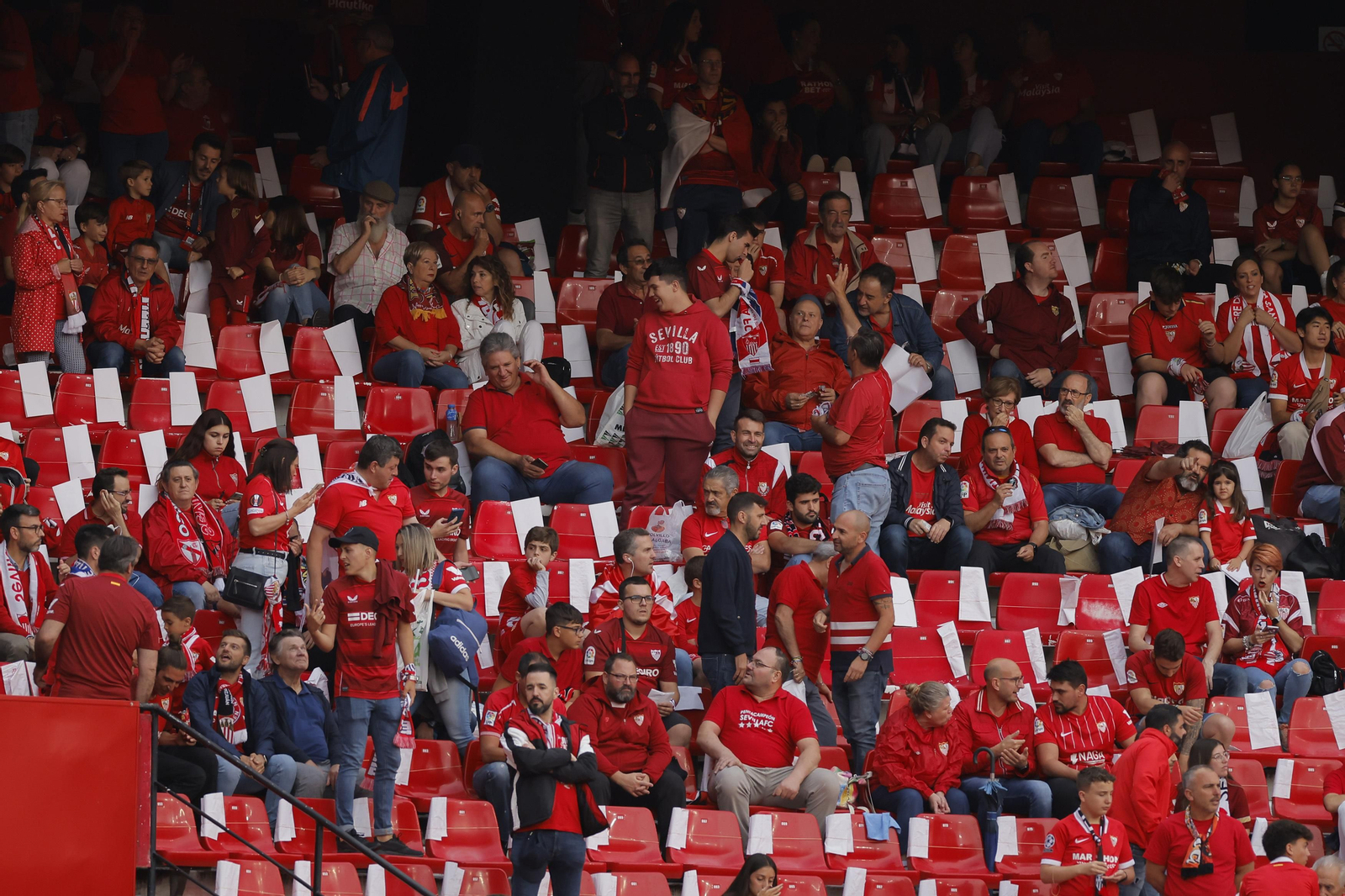 Búscate en las fotos del Sevilla-Juventus