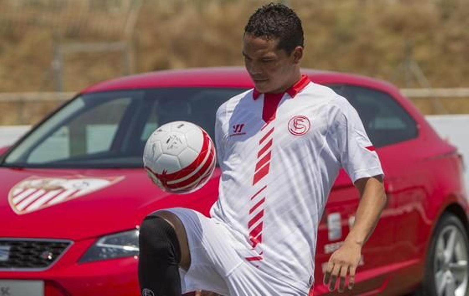 El delantero colombiando Carlos Bacca durante su presentación oficial como jugador del Sevilla FC.

Foto: Julio Muñoz (Efe)