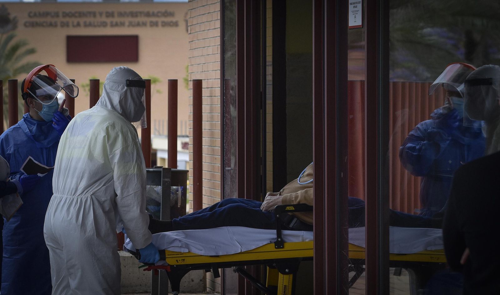 Varios sanitarios trasladan a un paciente al Hospital del Aljarafe durante el anterior estado de alarma.