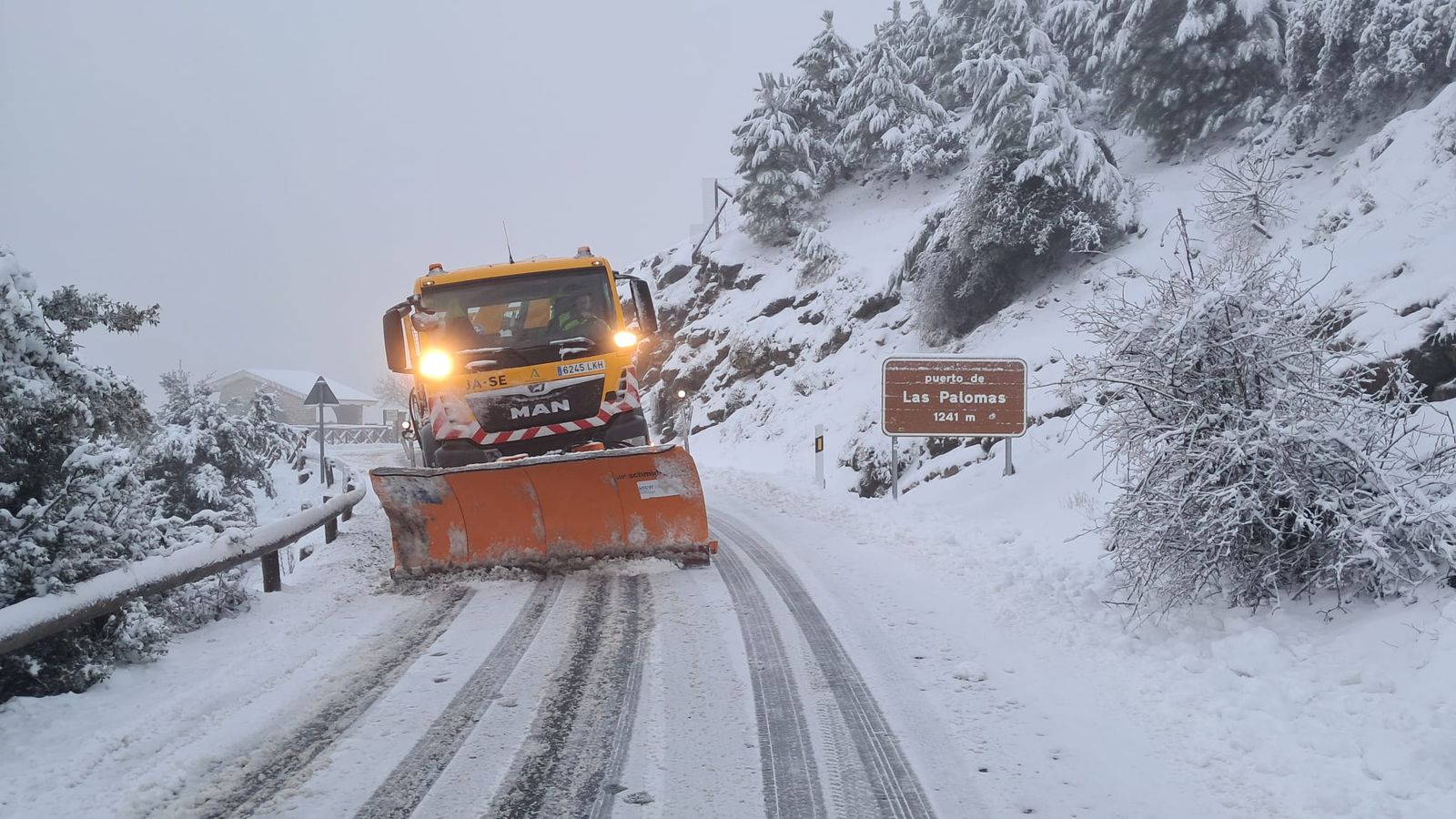 El trabajo sin descanso de los quitanieves en Jaén