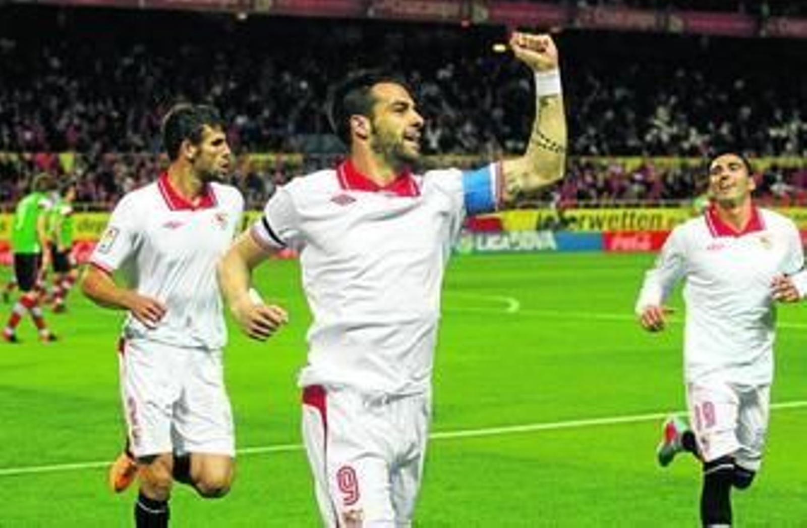 Negredo celebra uno de los dos goles que marcó anoche en el Sánchez Pizjuán.