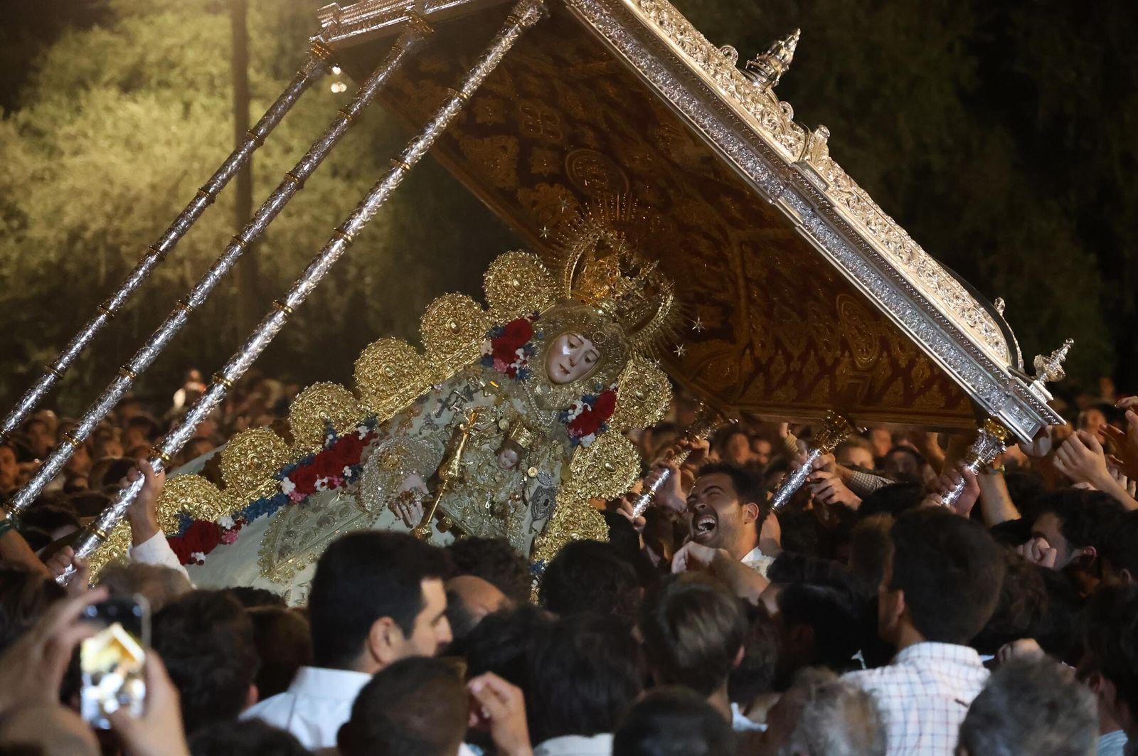 Imágenes de la procesión de la Virgen del Rocío y visita a la casa de Hermandad de Jerez