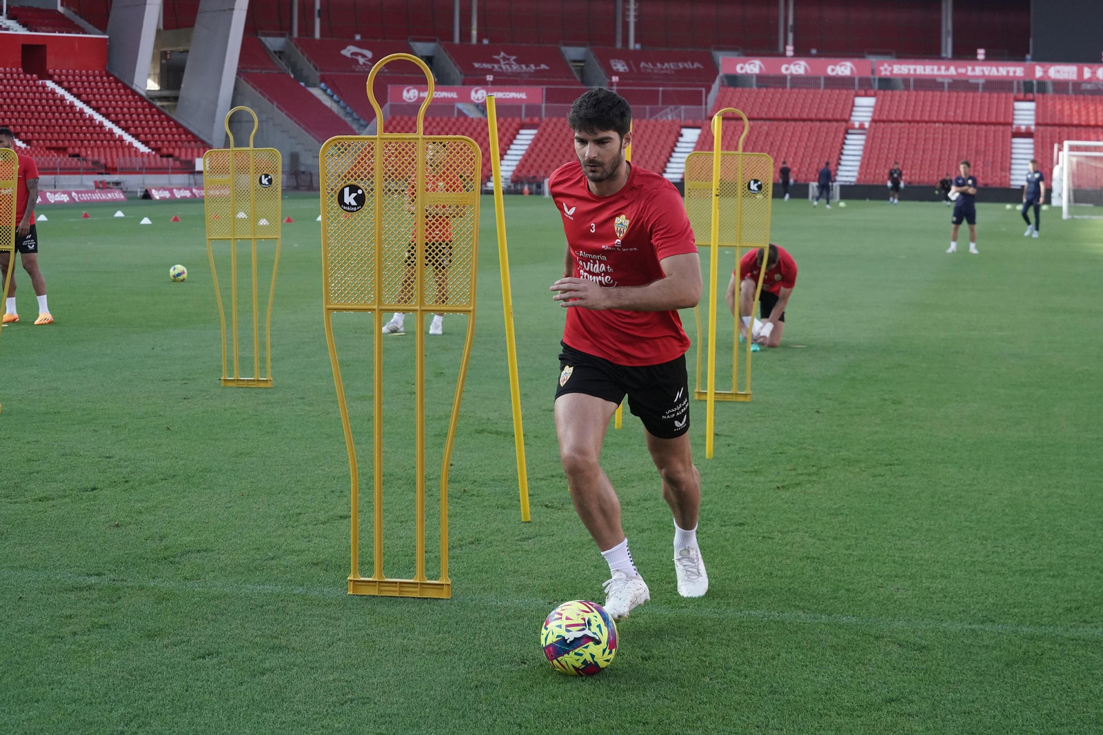 Melero conduce un  balón en un entrenamiento reciente