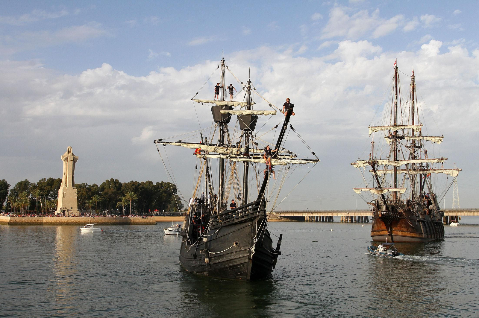 Parada naval de réplicas de naves históricas ante el Monumento a Colón.