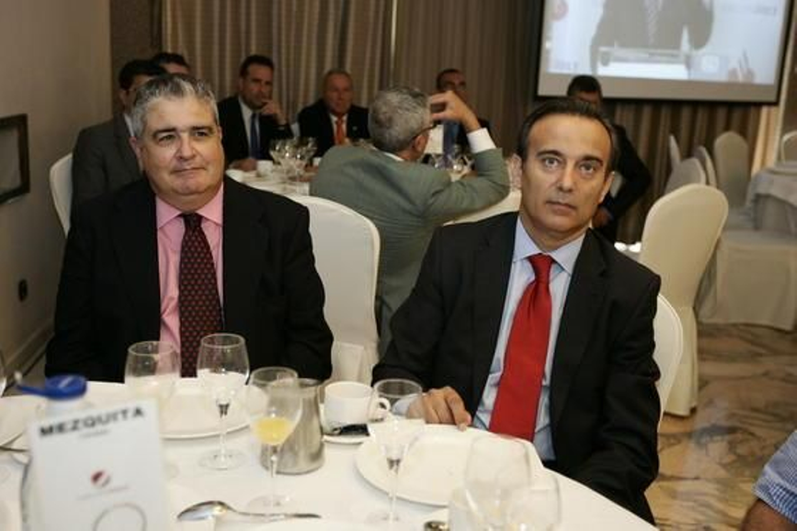 José Pascual Pozo, presidente del Colegio Oficial de Abogados de Almería y Luis Sanz Velasco, director de oficina (empresas)del Banco Santander en la provincia

Foto: Rafael G. / Javier Alonso