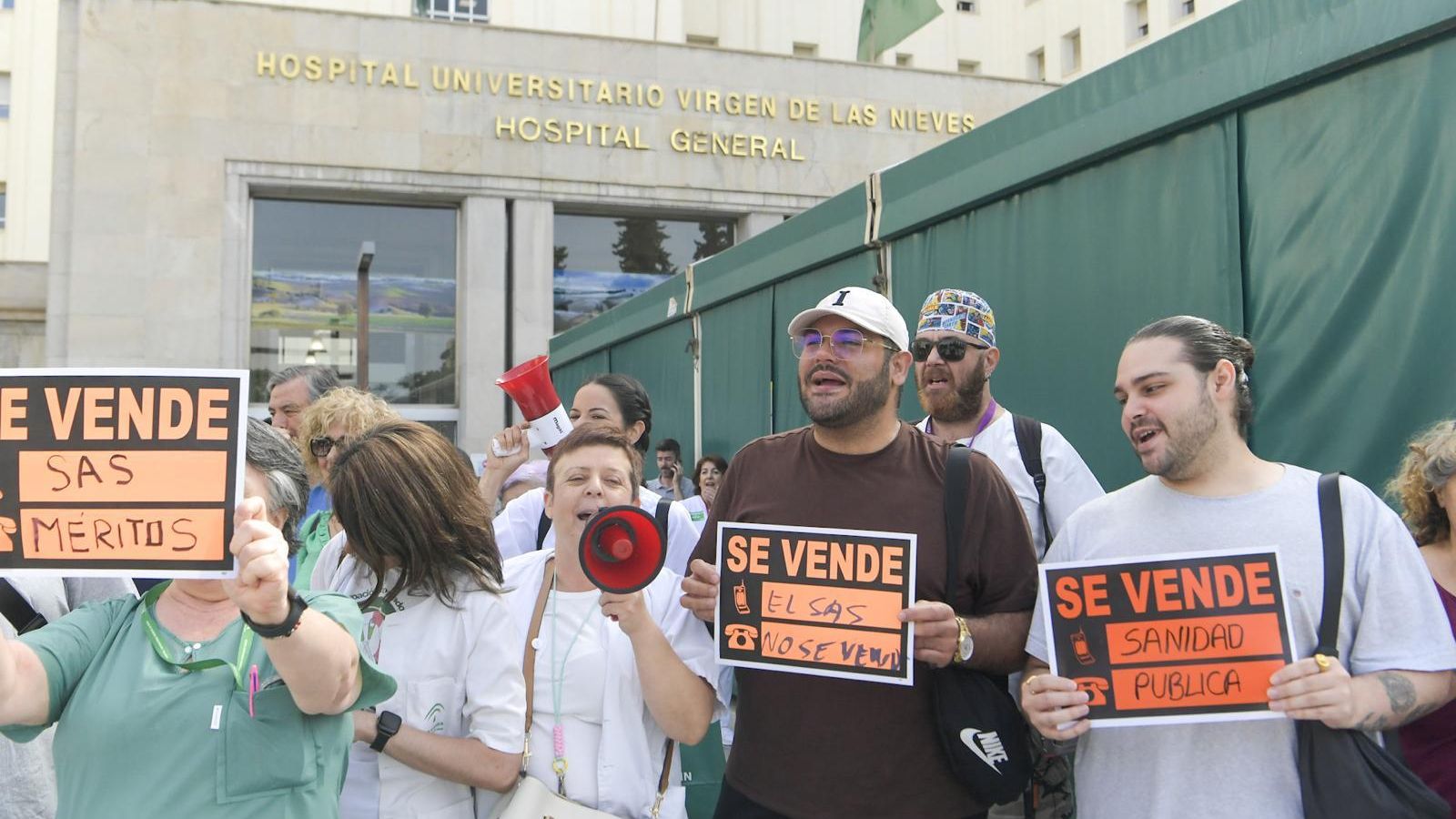 El influencer y cómico Iván Esturillo, que parodia a los sanitarios en redes, apoyando la concentración sanitaria