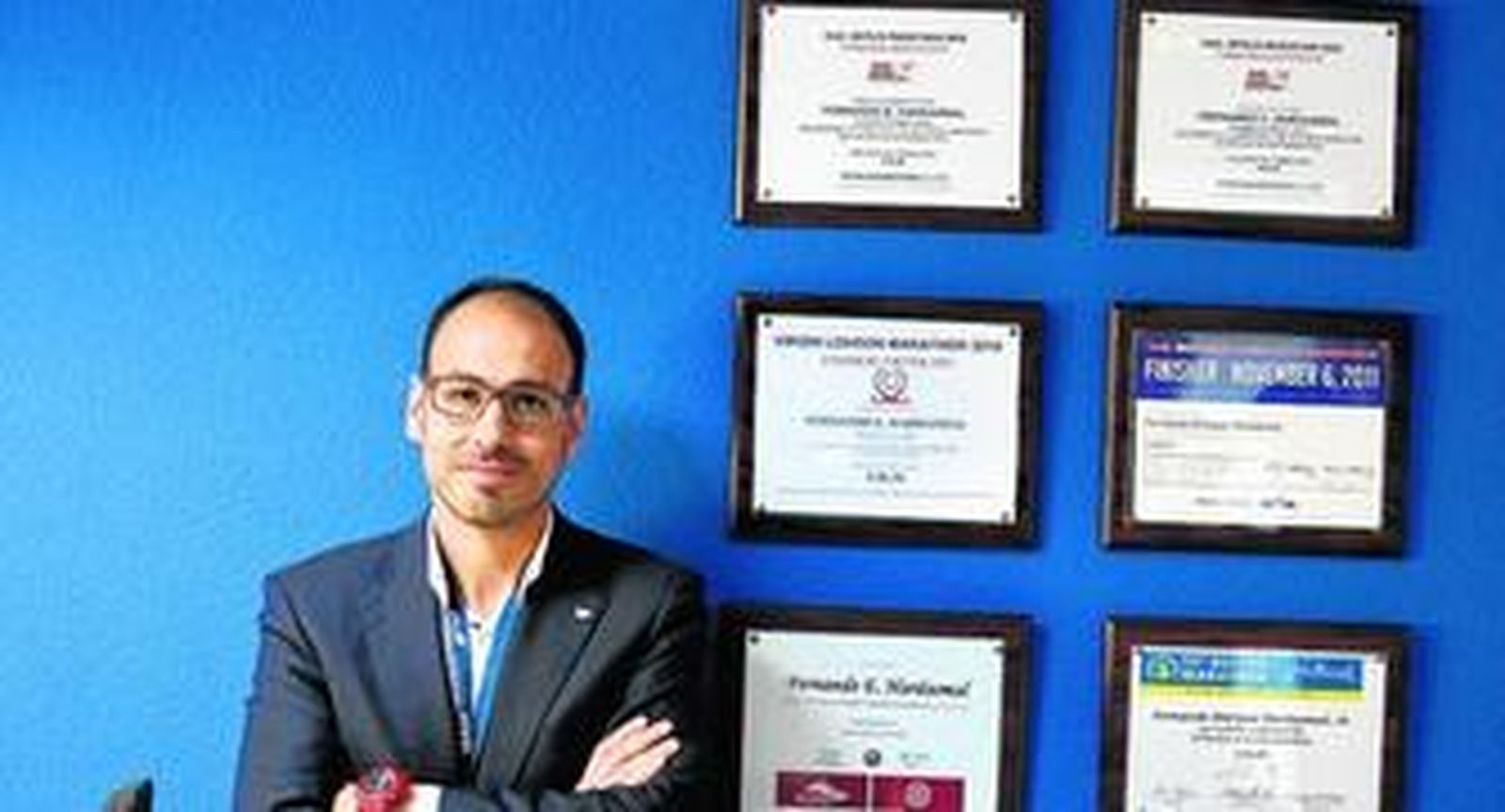 Fernando Hardasmal posa con los seis diplomas de los maratones del World Marathon Majors.