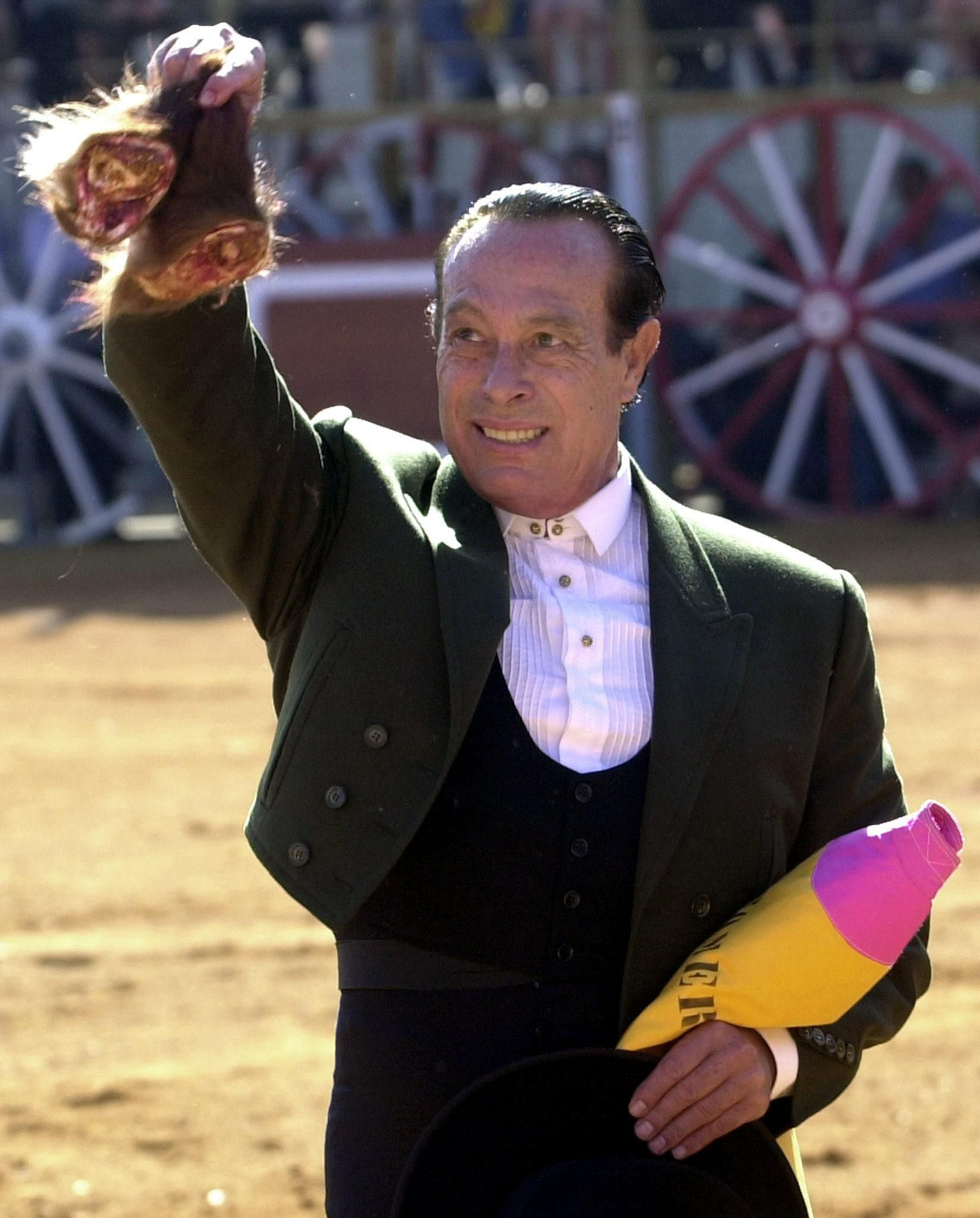 Curro exhibe con aprensión las dos últimas orejas que cortó en su vida profesional