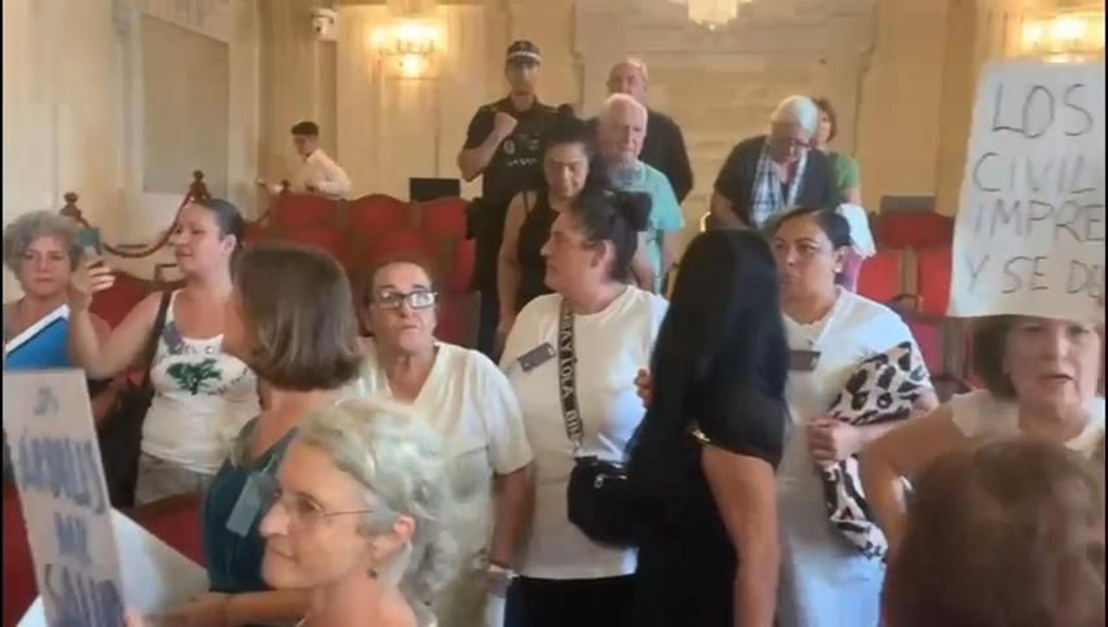 El alcalde de Málaga desaloja el Pleno tras gritos de "vergüenza, vergüenza"