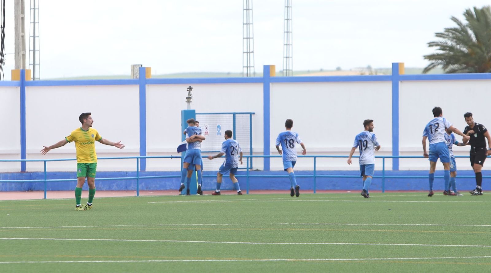 Los jugadores del Guadalcacín celebran el gol de Óscar.