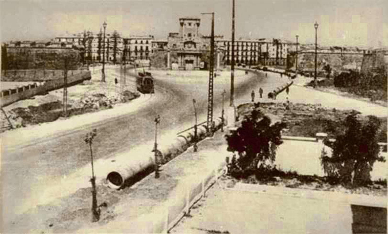 Imágenes desconocidas de la historia de Cádiz bajo la fuente de Puerta de Tierra