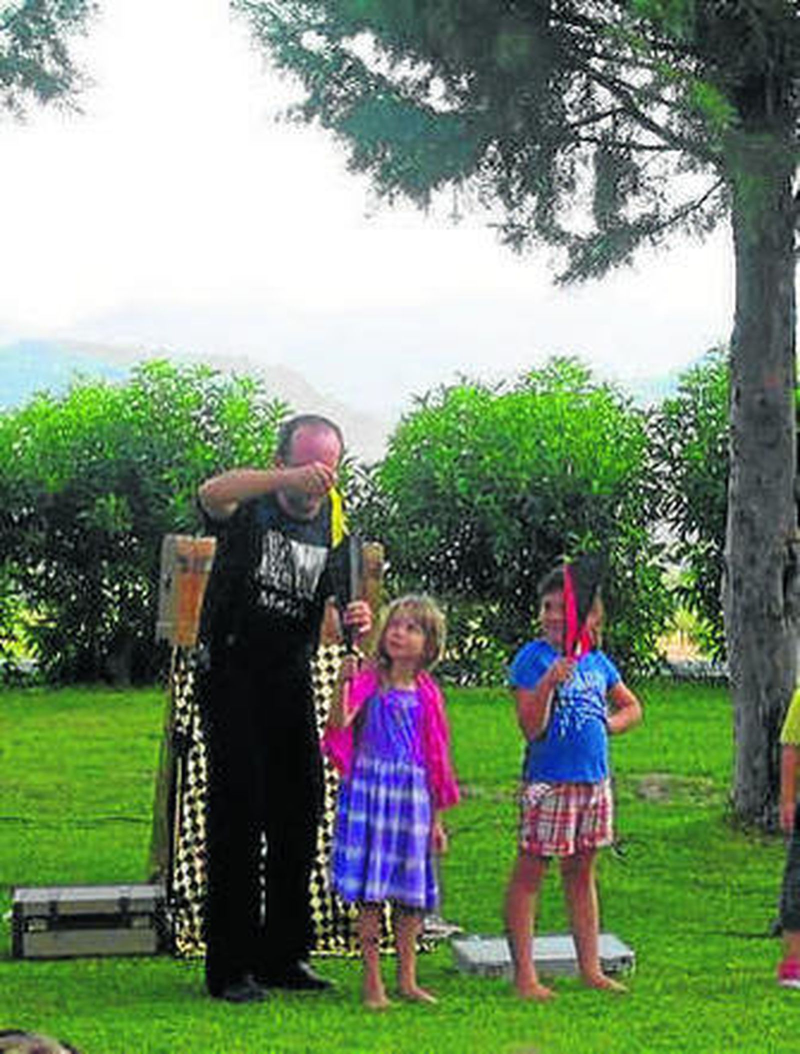 Los niños participando en la obra.