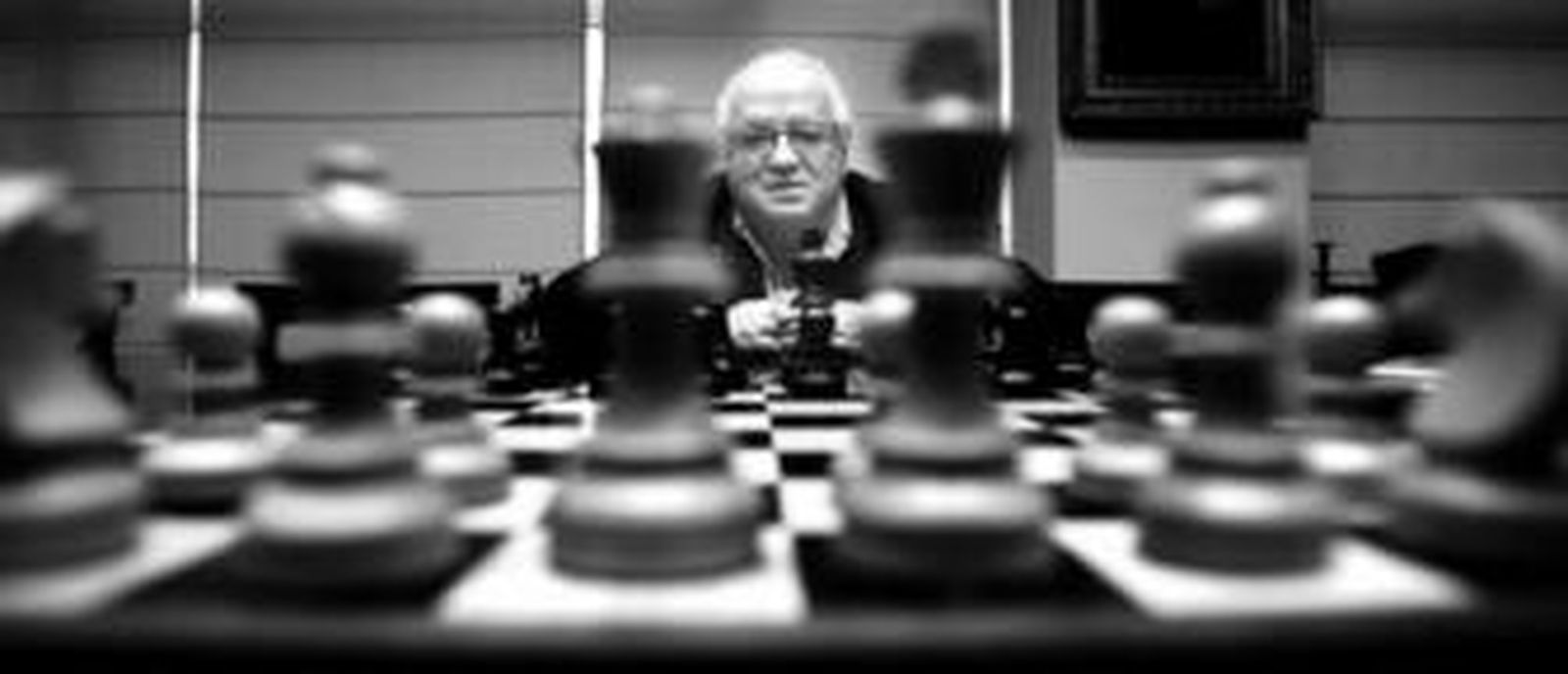 1. Medina, durante la entrevista. 2. Karpov visitó 'Diario de Cádiz' en el año 1985, momento que inmortalizó Kiki. 3. Carlos Medina publicó en su día en el 'Diario' la reseña de la partida ante Bobby Fischer. 4. El director de 'Línea 6', en una imagen junto al ruso Anatoly Karpov. 5. El gaditano, muy jovencito, jugando al ajedrez.