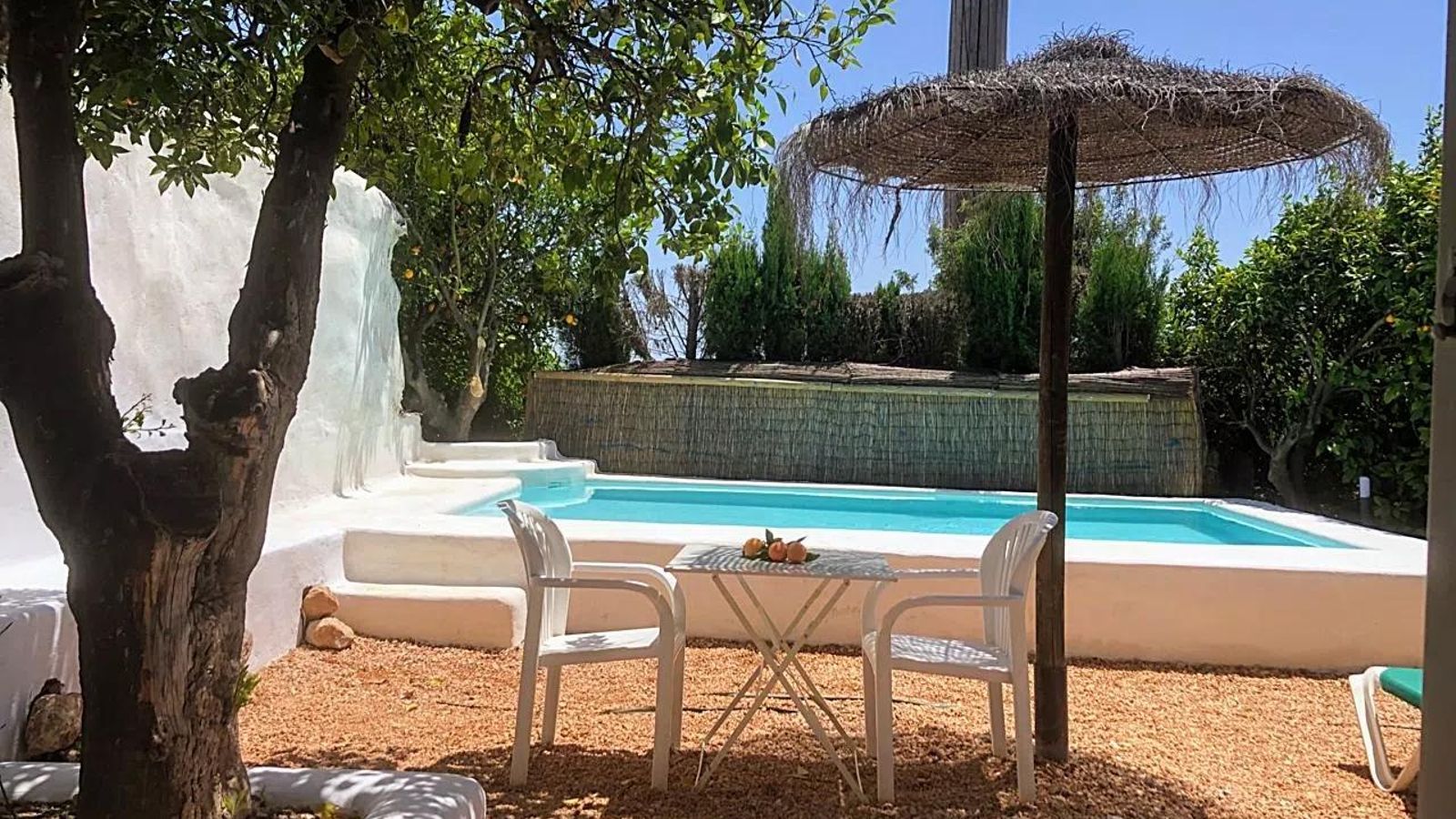 La piscina privada de la Casa Cueva. La piscina privada de la Casa Cueva.