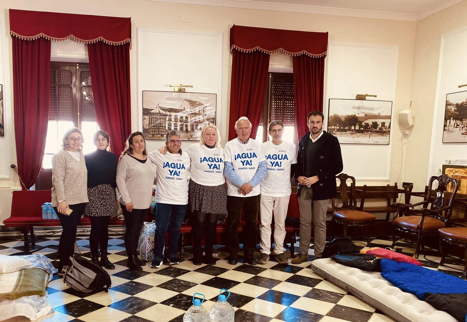 Los vecinos en huelga de hambre, con el alcalde de Villanueva de Córdoba. Los vecinos en huelga de hambre, con el alcalde de Villanueva de Córdoba.