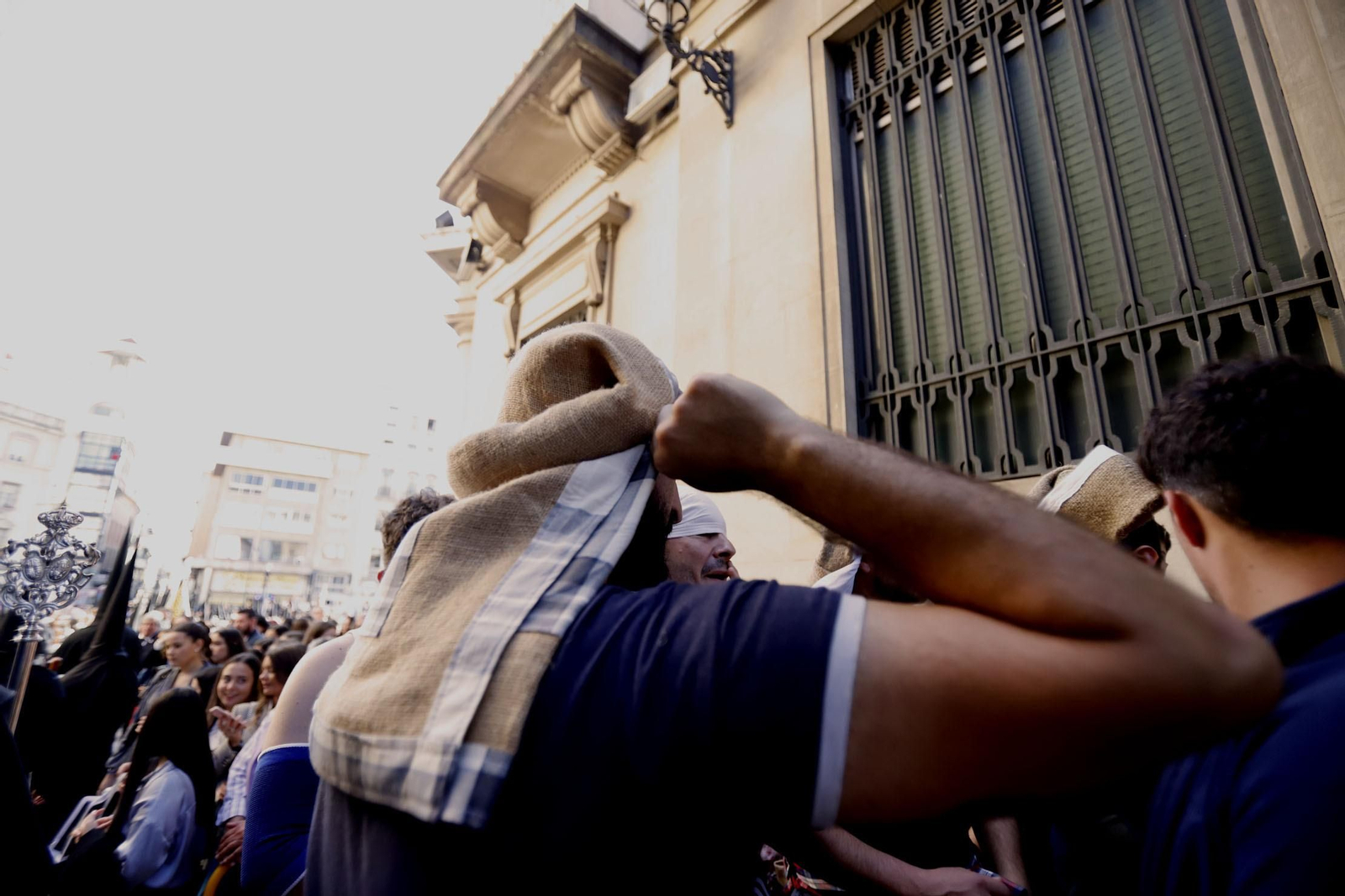 La Hermandad de la Buena Muerte procesiona por las calles de Huelva