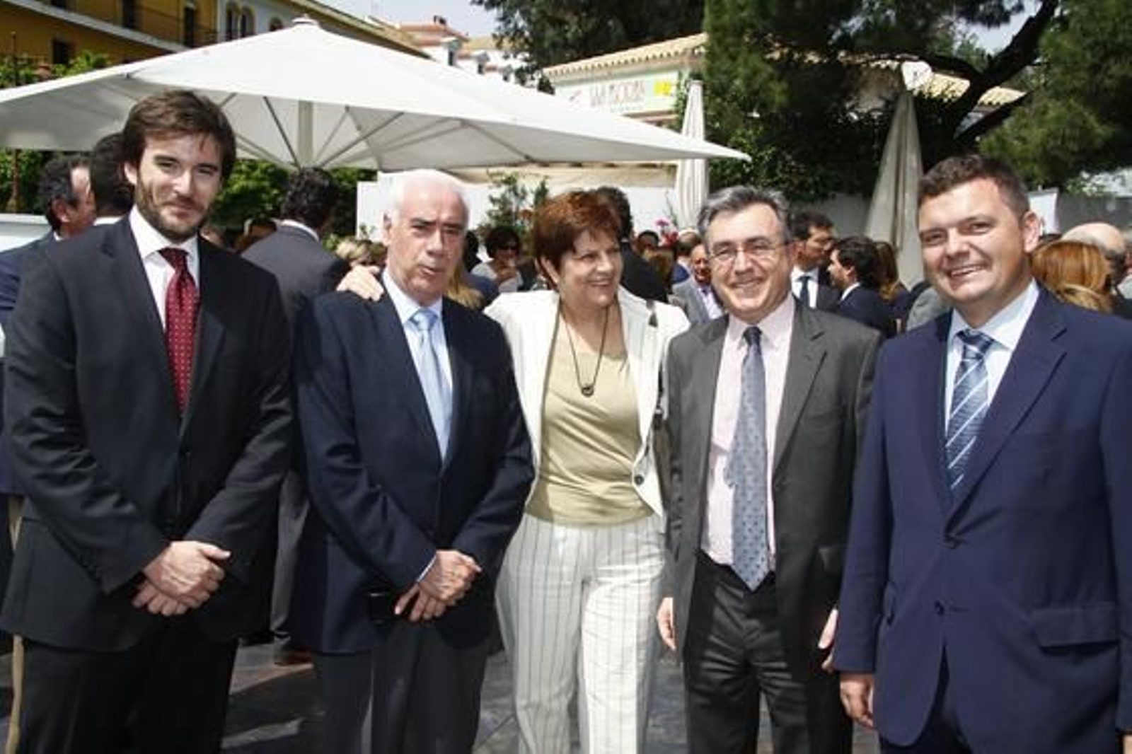 Los consejeros de Turismo y de Obras Públicas, Luciano Alonso y Josefina Cruz, con el director comercial del Grupo Joly, Diego Ortiz, el director adjunto, Ignacio Martínez, y el director de 'El Día de Córdoba', Luis Pérez Bustamante.

Foto: Juan Carlos Vázquez y Victoria Hidalgo