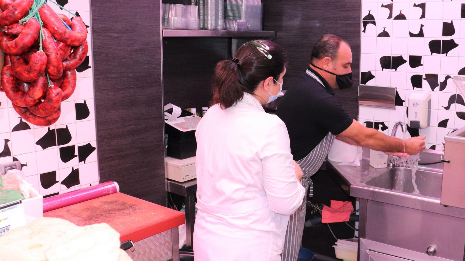 Campaña para concienciar sobre el lavado de manos esta mañana en el mercado del Carmen.