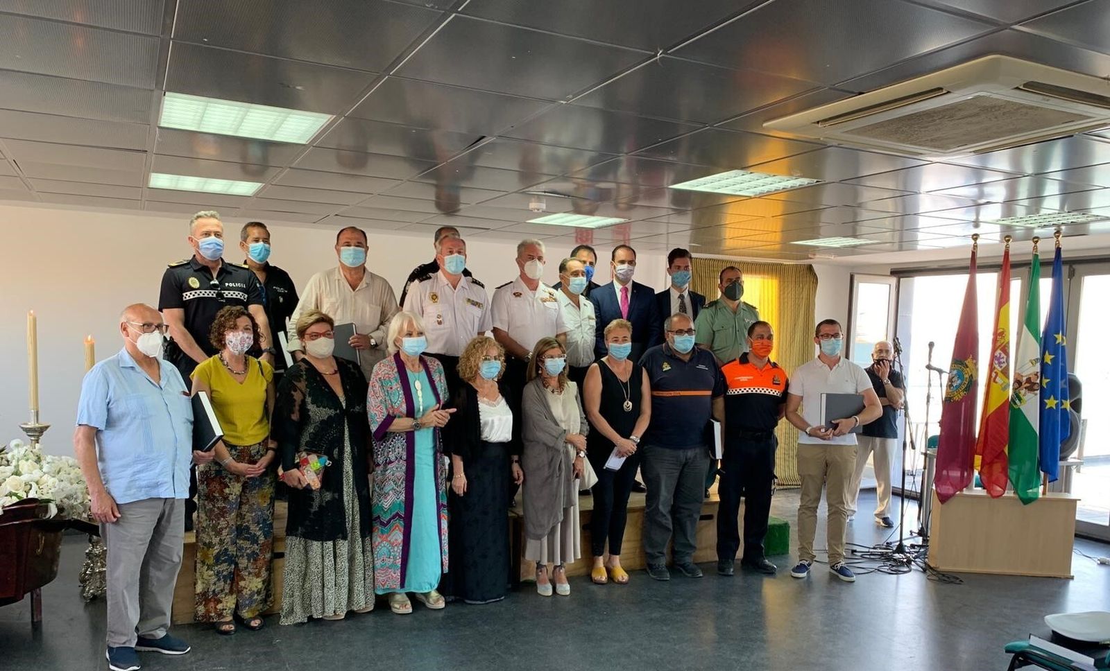 Foto de familia de los homenajeados.