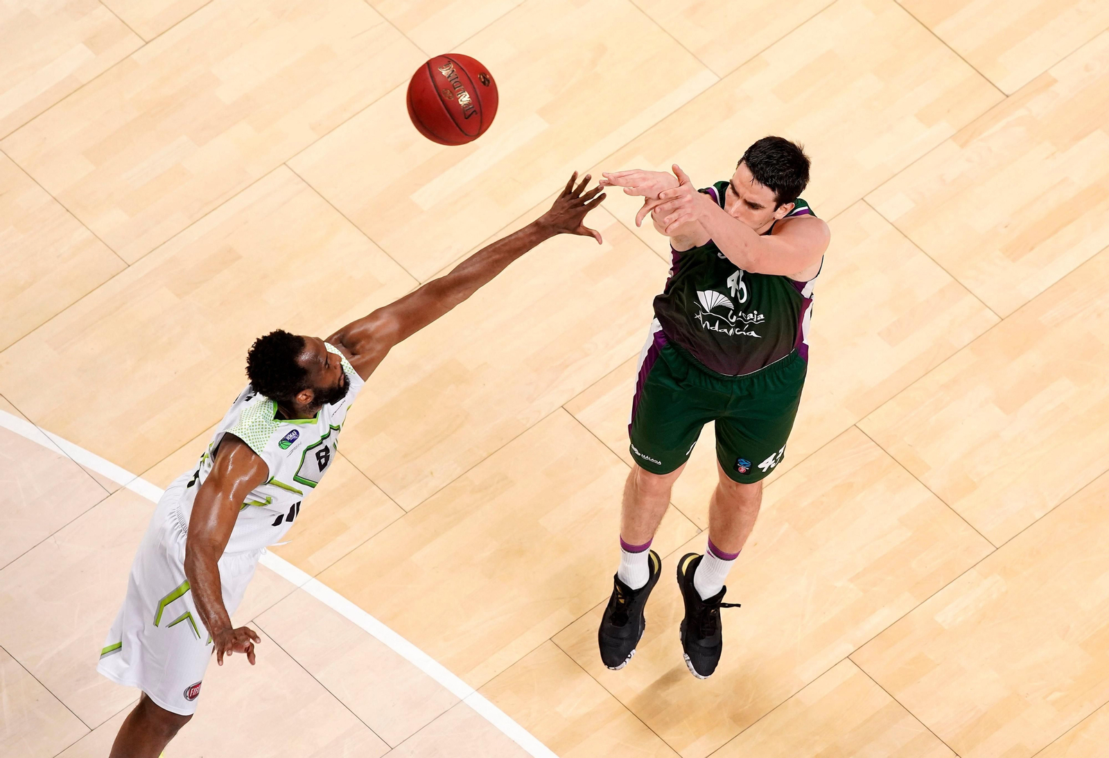 Carlos Suárez lanza a canasta en un partido de la temporada pasada de la Eurocup.