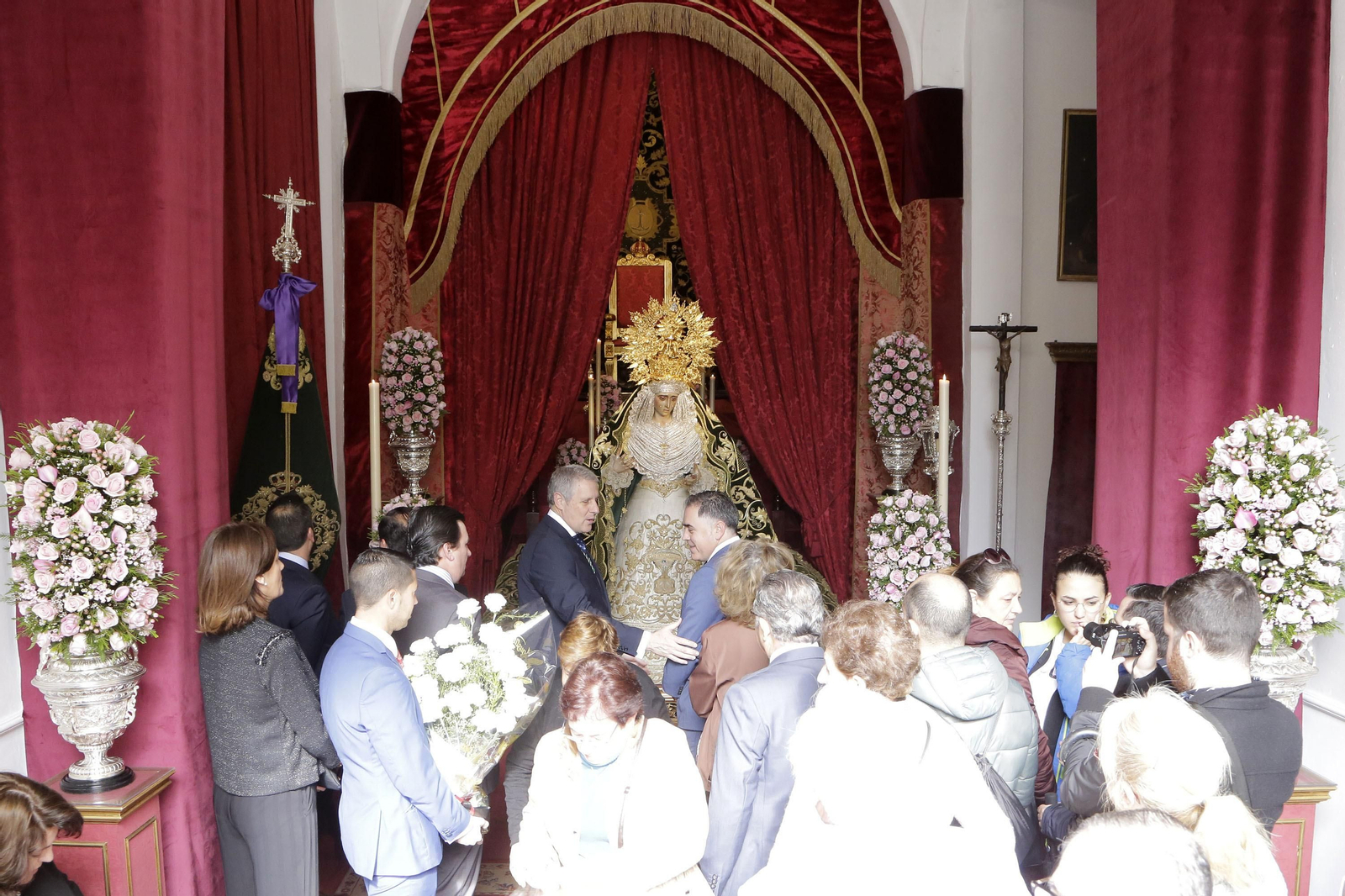 Momentos de los besamanos y besapies de este domingo de Pregón