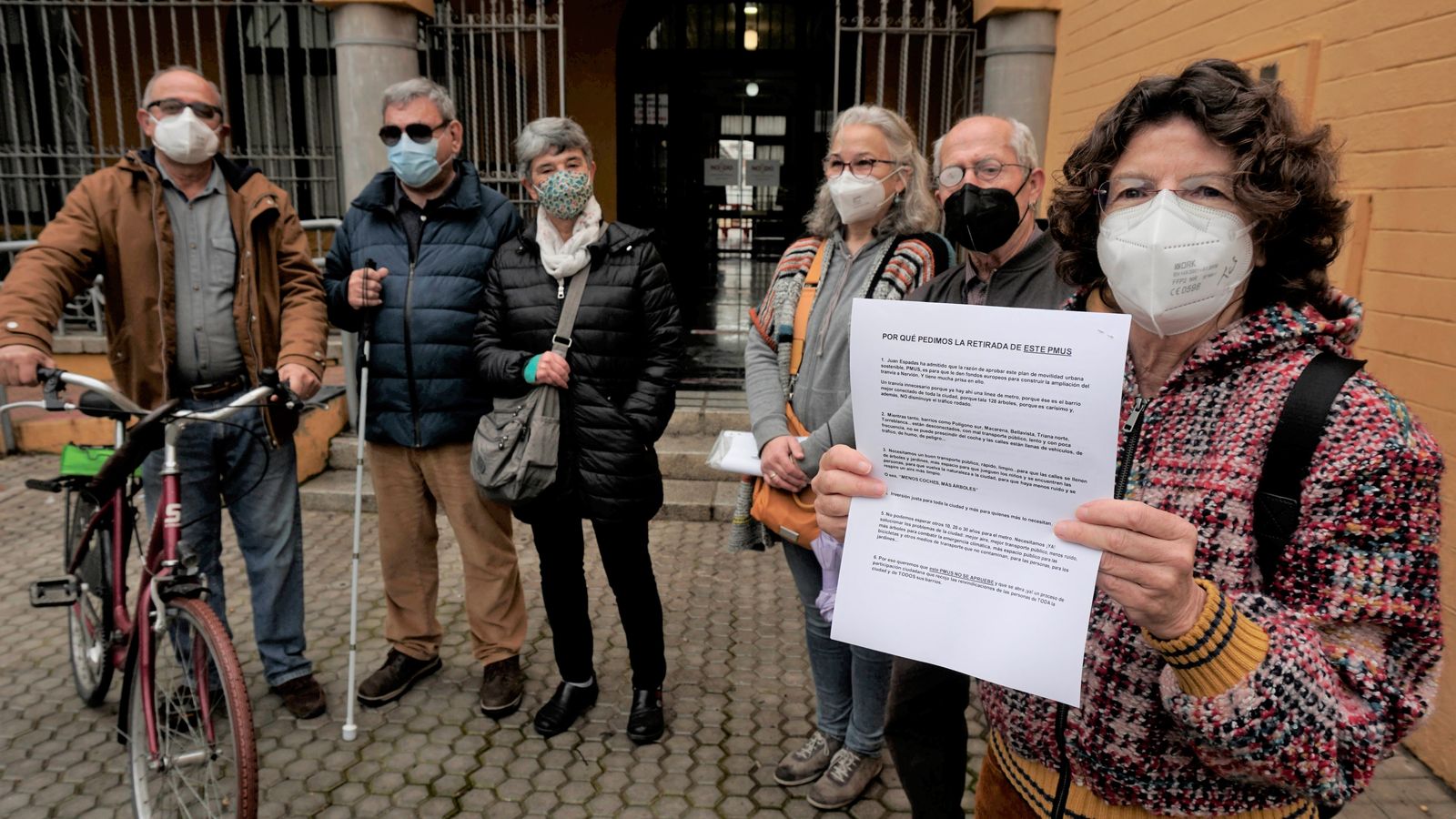 Una representación de las 21 entidades en la puerta del Registro del Ayuntamiento, en el Prado, este viernes.