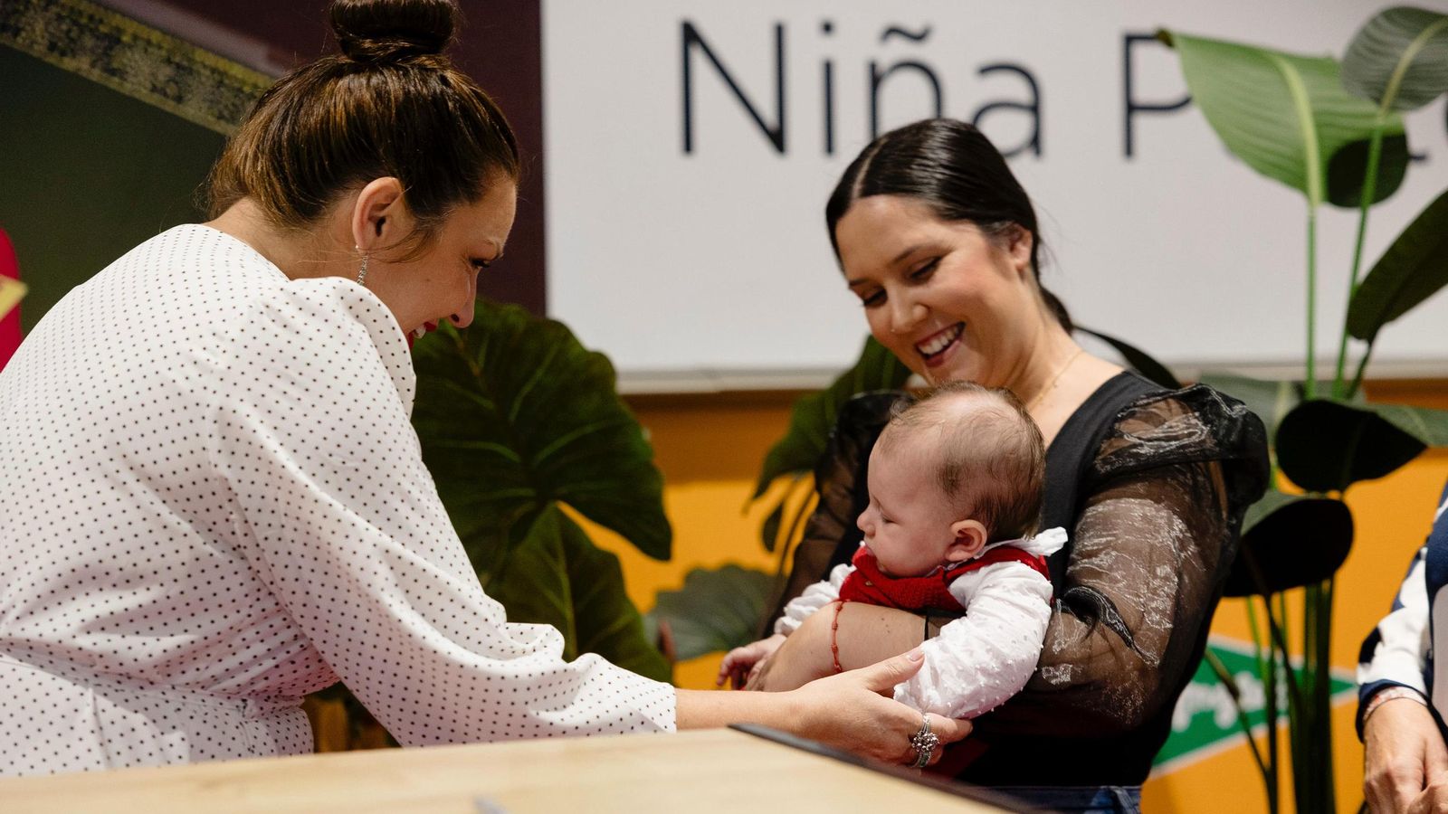 Las imágenes de la firma de discos de Niña Pastori en Cádiz