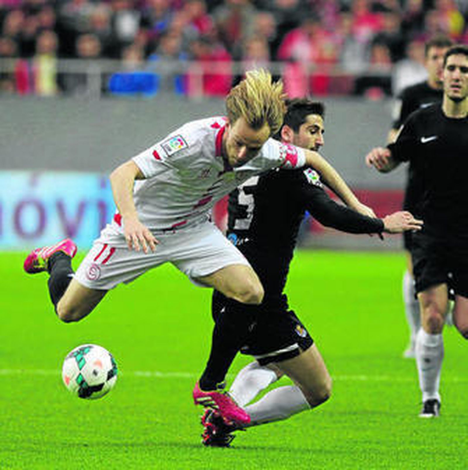 Gameiro aprovecha un balón trastabillado para marcar.
