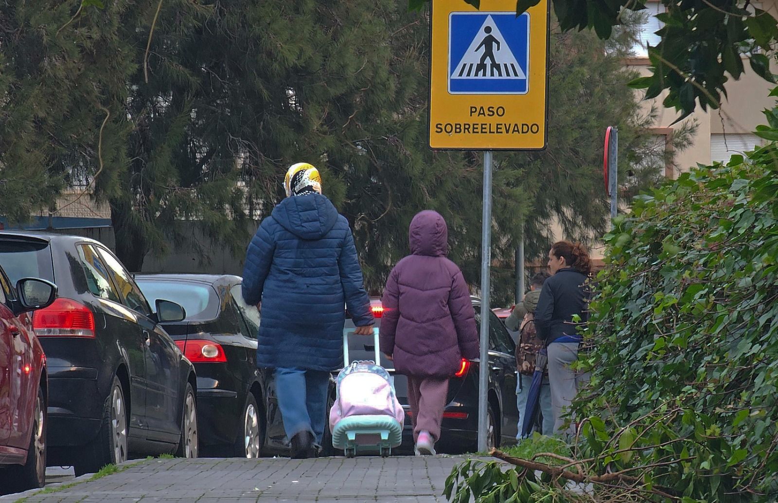 Alumnos en el entorno de un centro educativo.