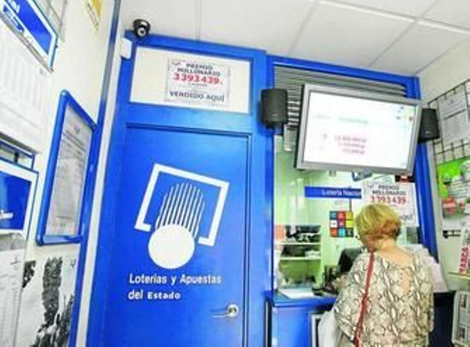 Una mujer en el establecimiento que repartió el premio ayer en la calle San Antón en la plaza Pavía.