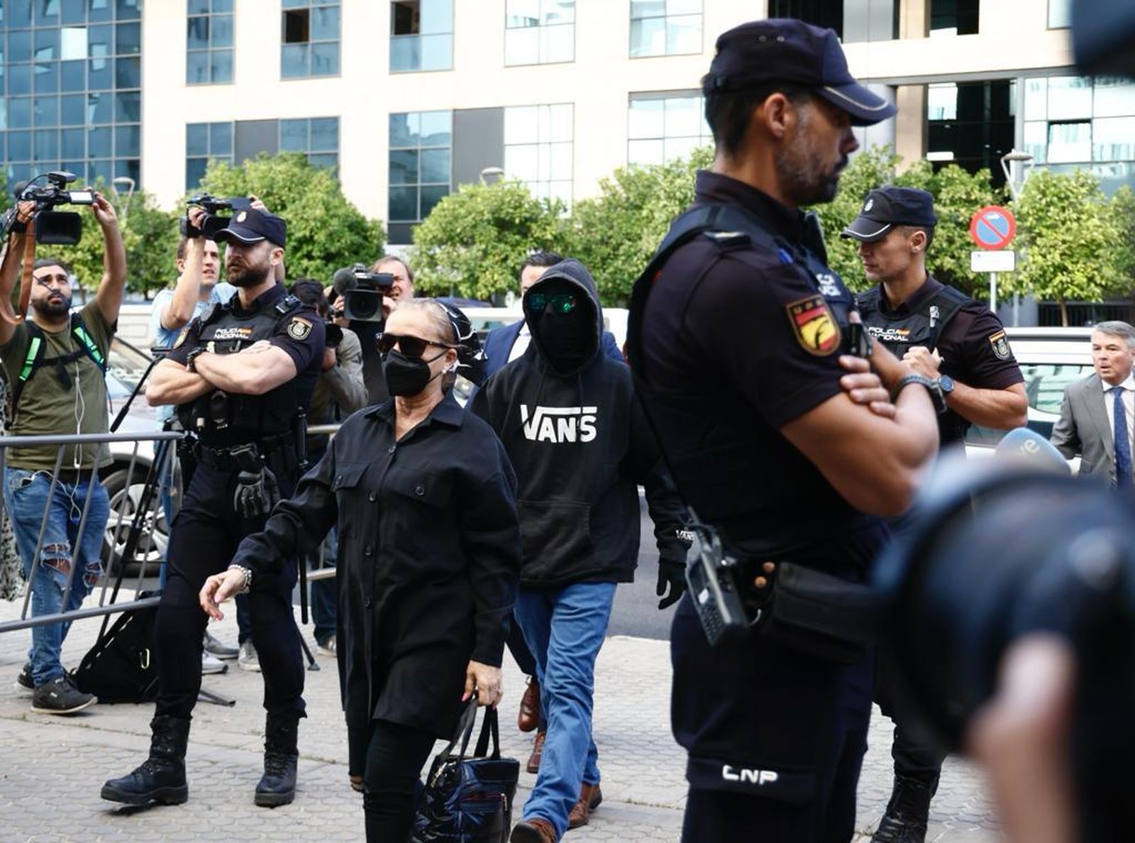 El Cuco y su madre llegan al juzgado