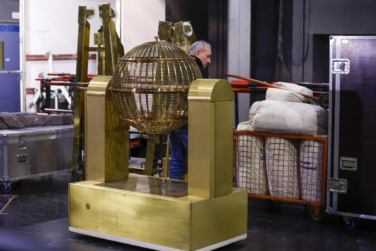 Llegada de bombos y el resto de elementos para el Sorteo Extraordinario de Navidad 2025