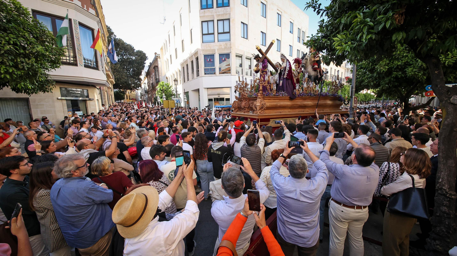 La hermandad de la Entrega, en calle Larga revirando hacia la Alameda del Banco.