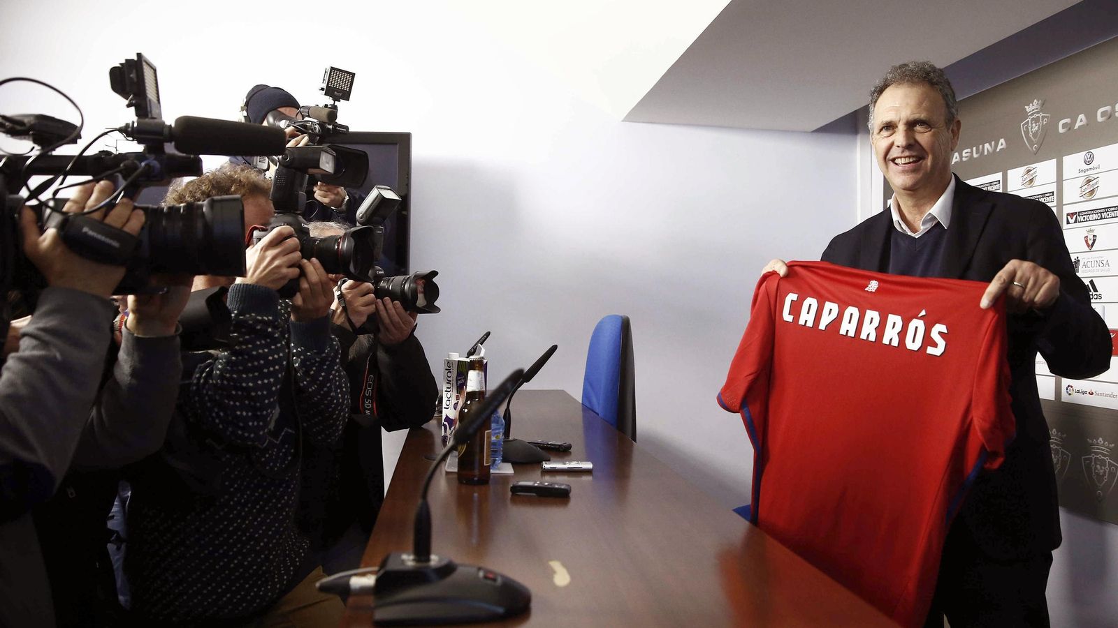 Presentado como entrenador del Osasuna; duró ocho partidos y perdió siete.
