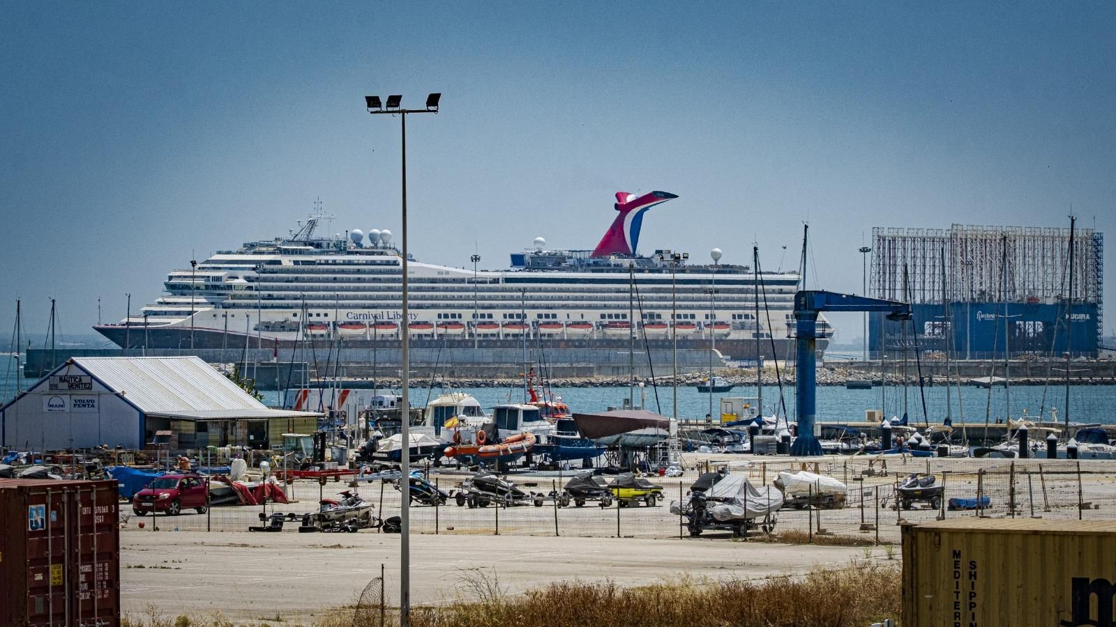 El Carnival Liberty, en el Muelle de La Galeona, en la nueva terminal de contenedores, horas antes de salir rumbo a Marsella.