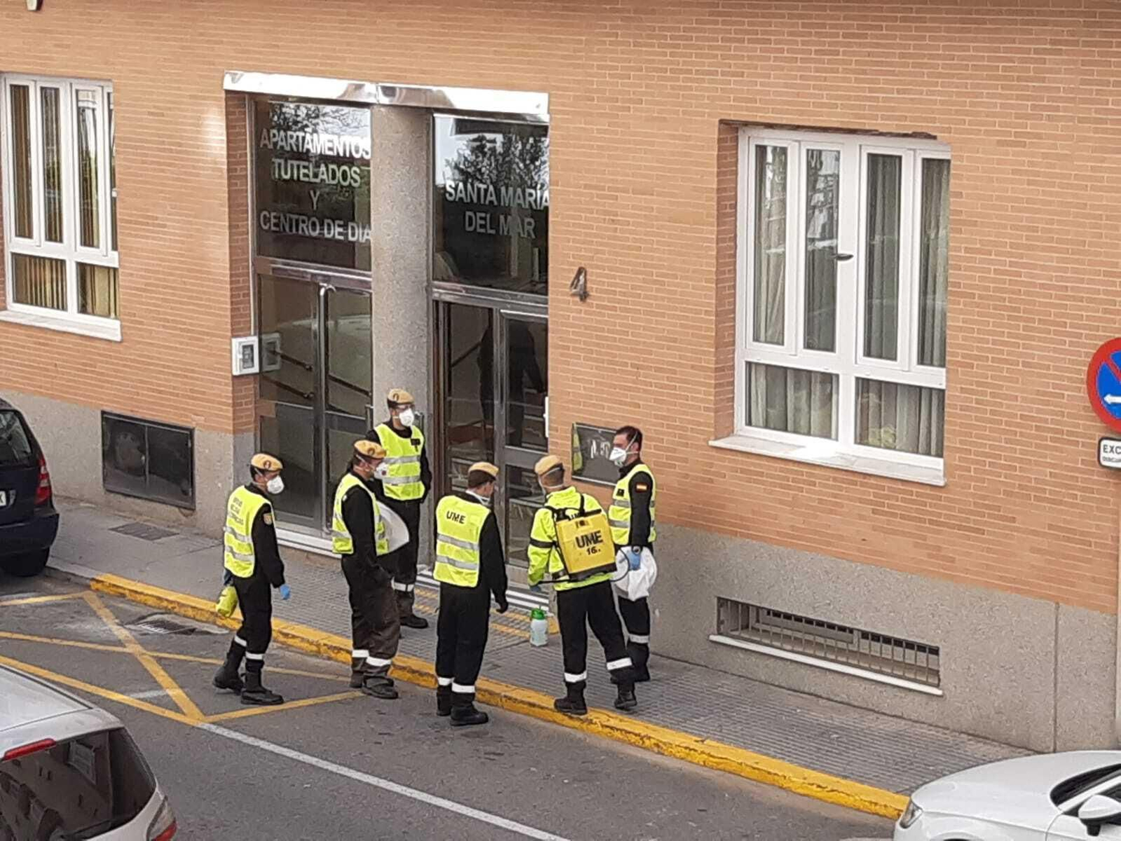 Seis efectivos de la UME ante la entrada de la residencia Santa María del Mar