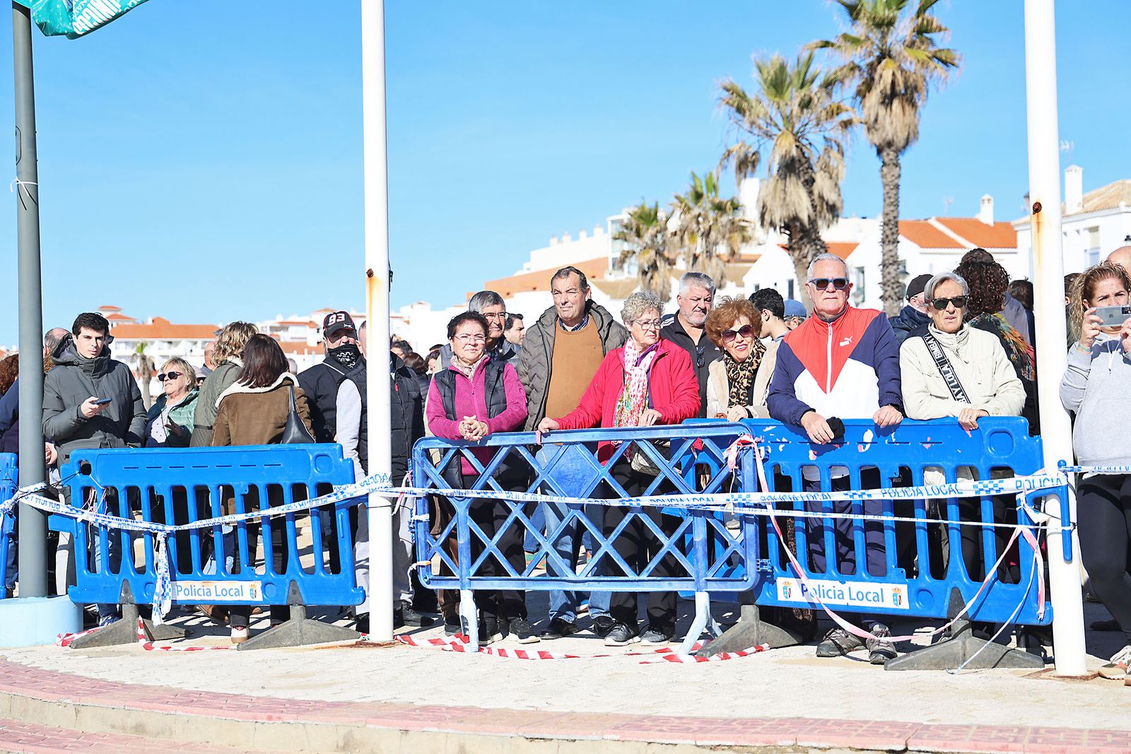 Fotografías de la concentración de los vecinos de Matalascañas tras los destrozos del paseo marítimo