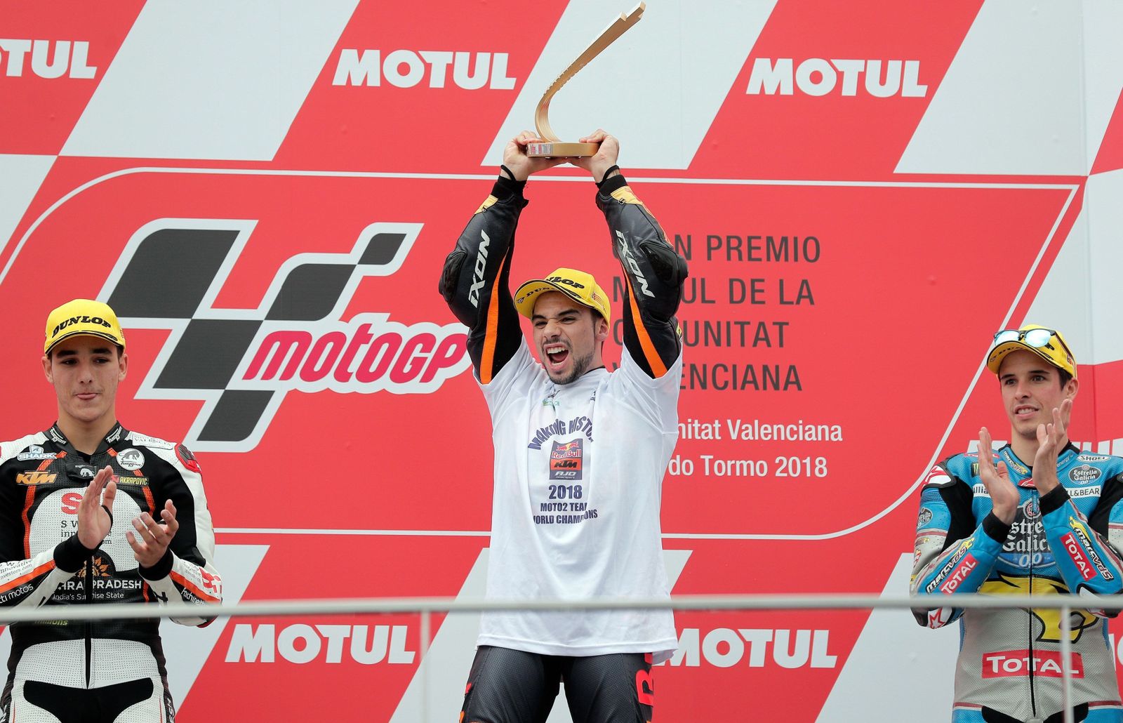 El piloto de Moto 2, el portugues Miguel Oliveira, en el podio junto a Lecuona y Àlex Márquez.